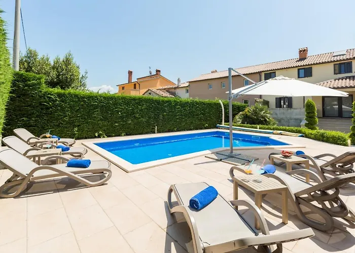 Vila Anabel With Pool Kastelir