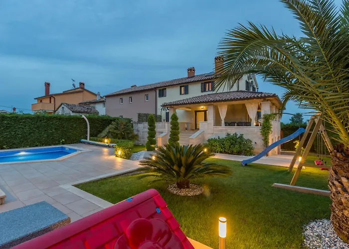 Anabel With Pool Vila *