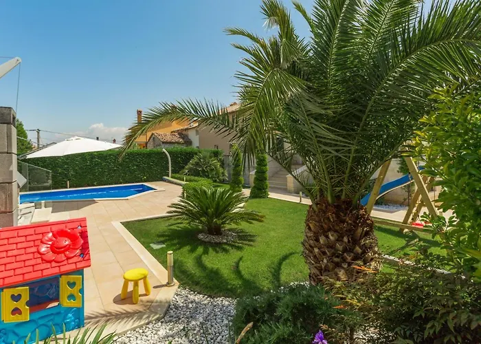 Vila Anabel With Pool Kastelir